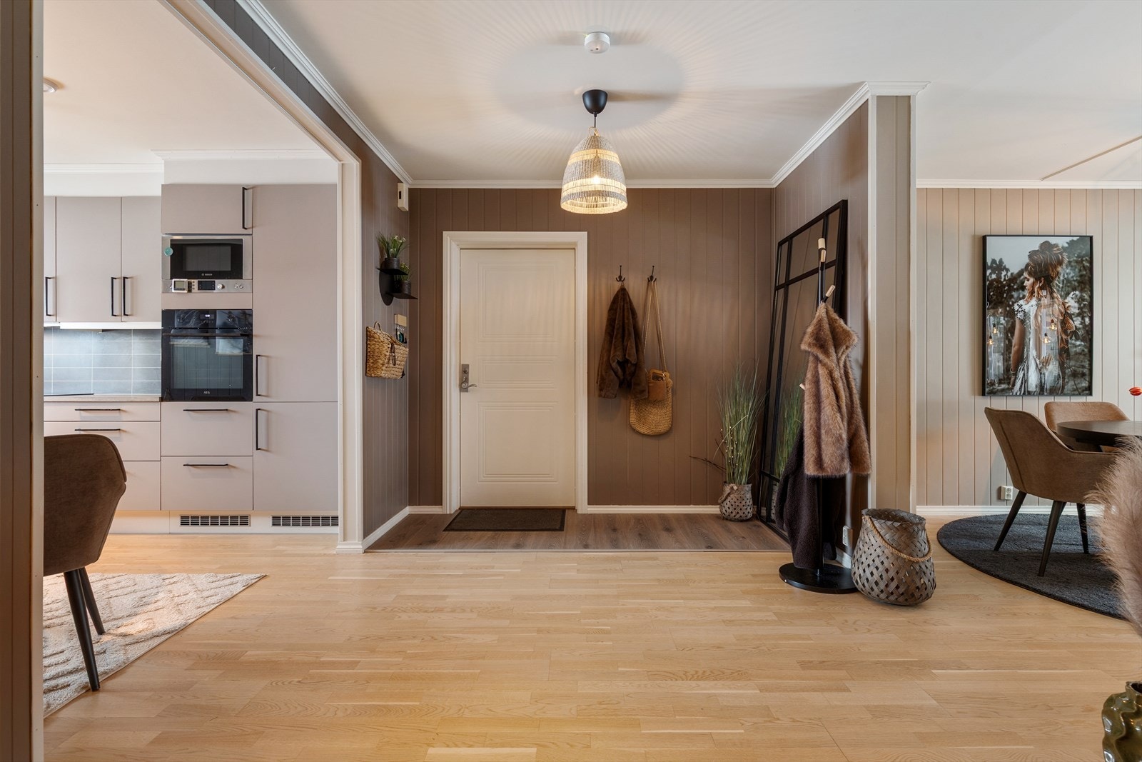 Hall med åpen og luftig løsning som gir lysinnslipp i begge ender av boligen. Galleribilde