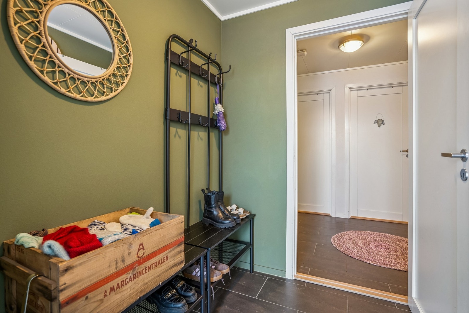 Flislagt vindfang og gang. Galleribilde