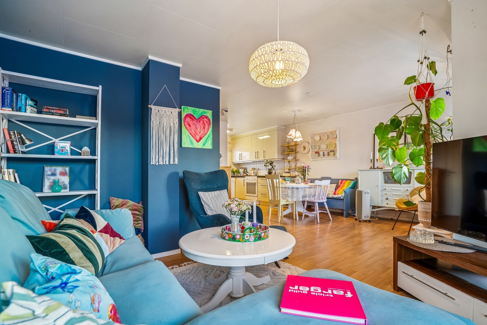 Stue og kjøkken er i en åpen løsning med plass til både sofa og spisebord. Galleribilde