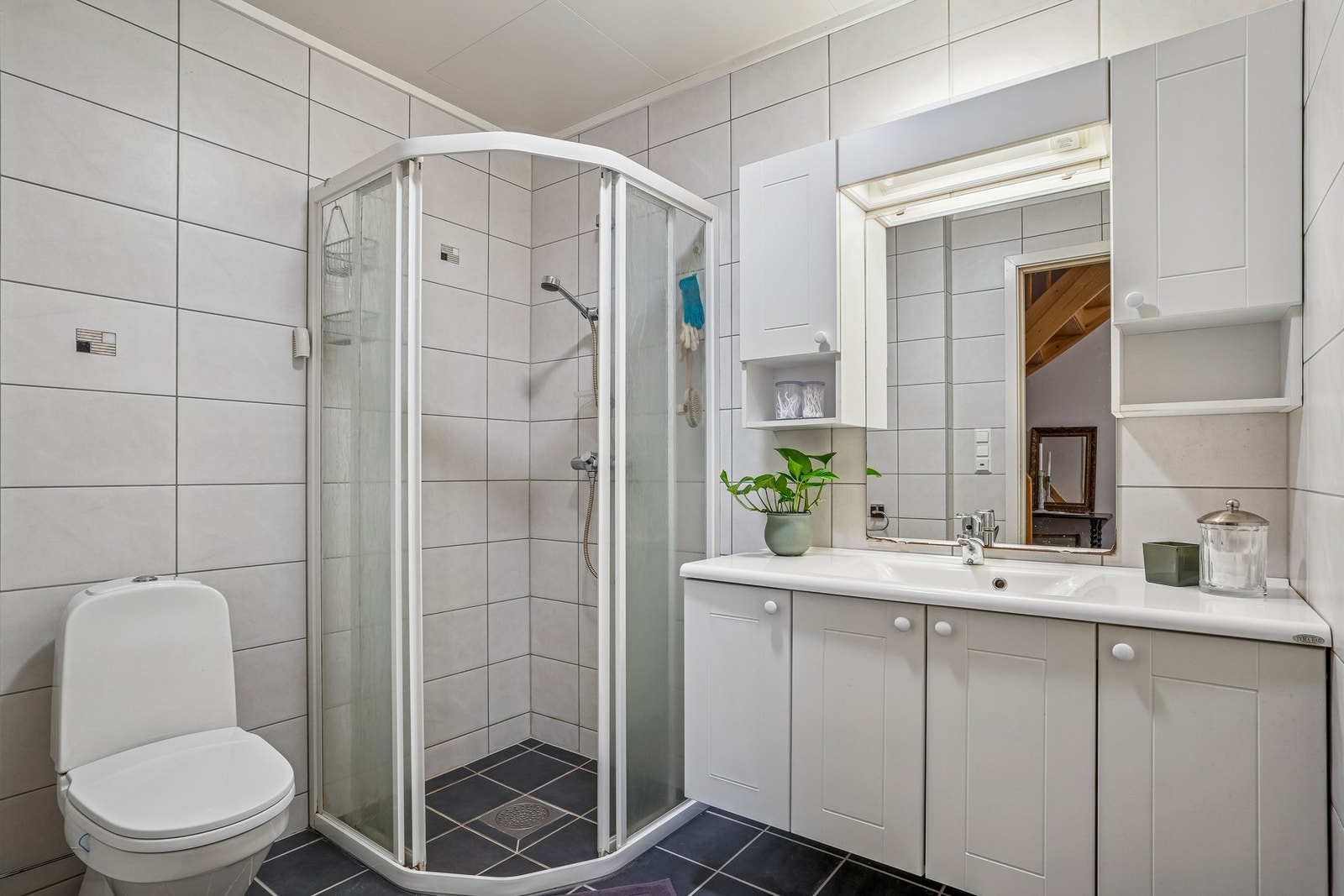 Flislagt bad med elektriske varmekabler i gulvet. Galleribilde