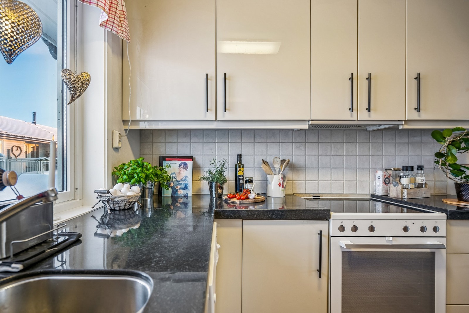 Av hvitevarer er det komfyr, oppvaskmaskin og kjøl/frys kombi. Galleribilde