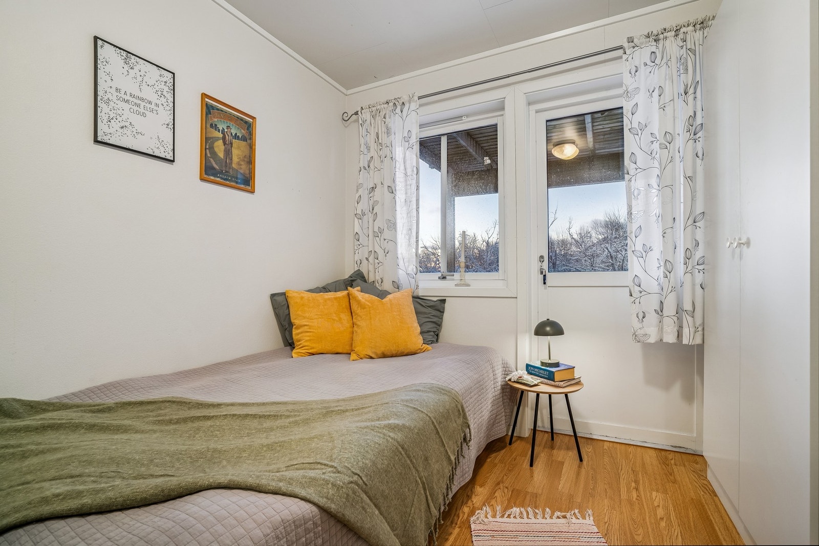 Soverom 2 med utgang til terrasse. Galleribilde