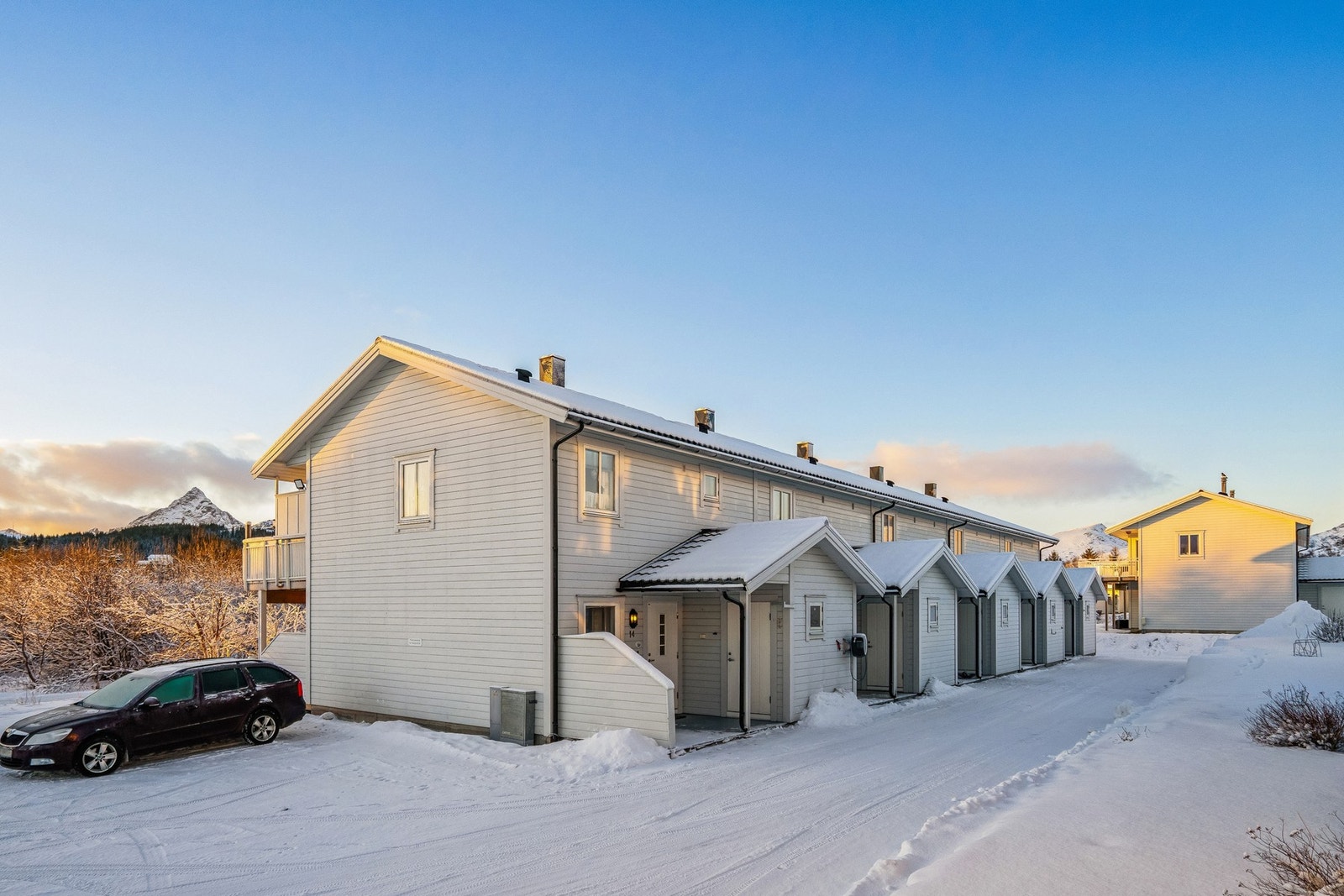 Det er kun få minutters kjøring til Leknes hvor man finner kjøpesenter, svømmehall, flyplass m.m. Galleribilde