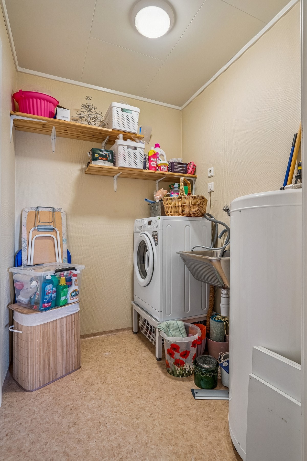 Eget vaskerom med skyllekar og varmtvannsbereder. Det er i tillegg en bod innenfor vaskerommet, hvor det er avløp, noe som gjør det mulig å etablere toalettrom i 2. etasje. Galleribilde