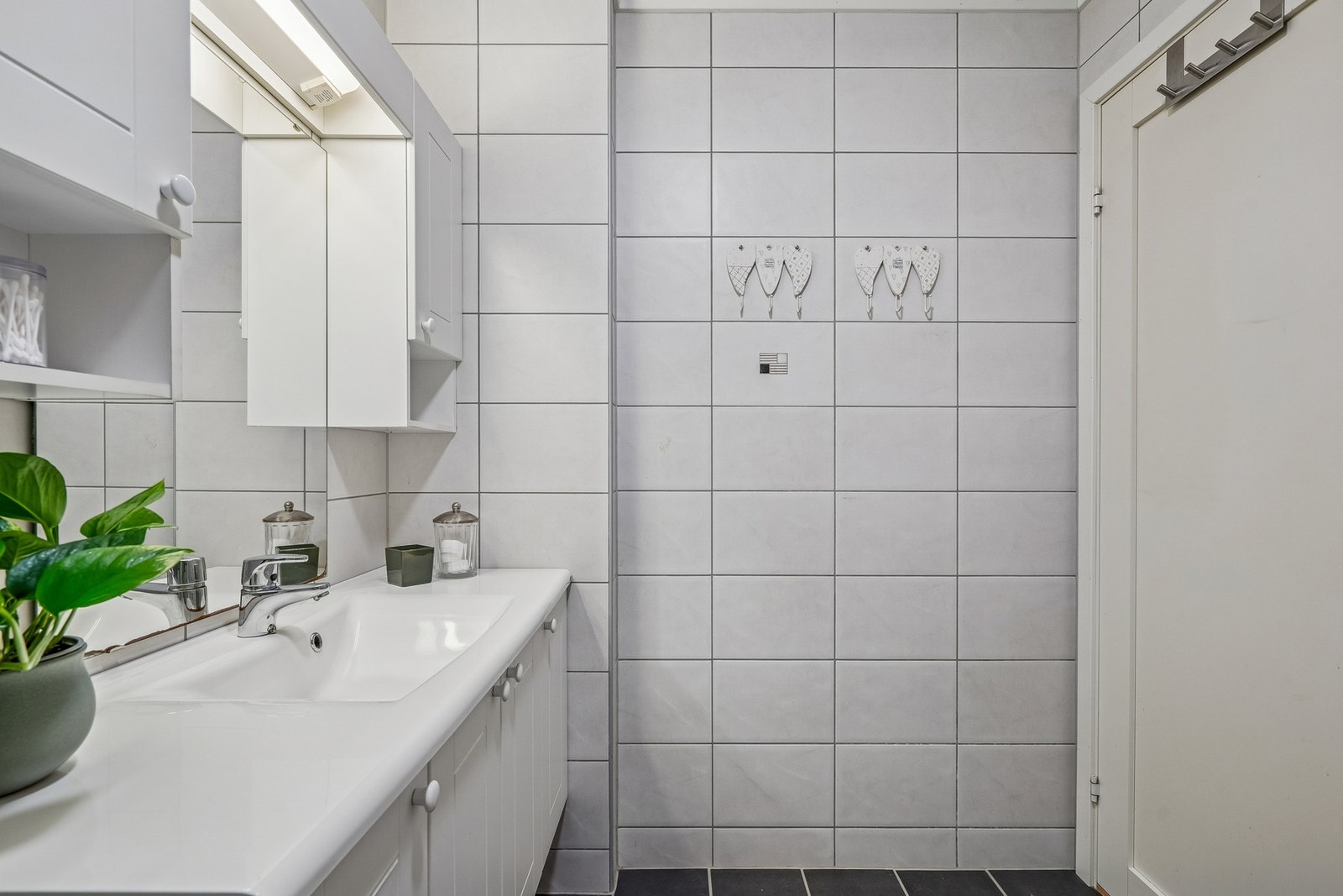 Innredet med toalett, dusjhjørnet, vask og baderomsinnredning. Galleribilde