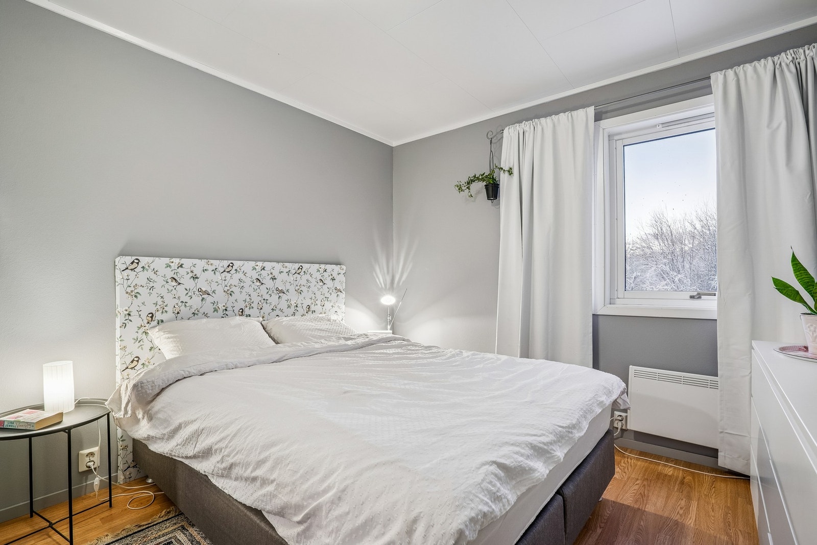 Hovedsoverom med plass til både dobbeltseng, nattbord og kommode. Det er skyvedørsgarderobe i rommet. Galleribilde