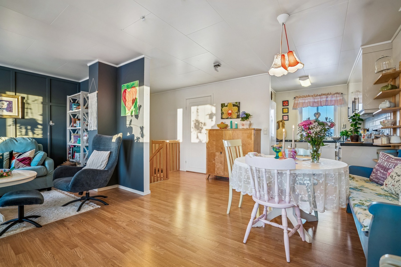 De store vinduer slipper inn rikelig dagslys og skaper en behagelig atmosfære. Galleribilde