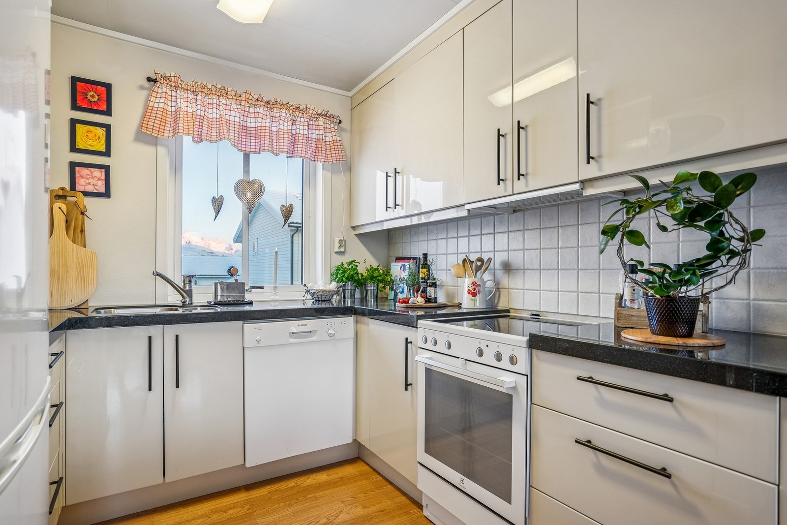 Godt med skap- og benkeplass. Galleribilde