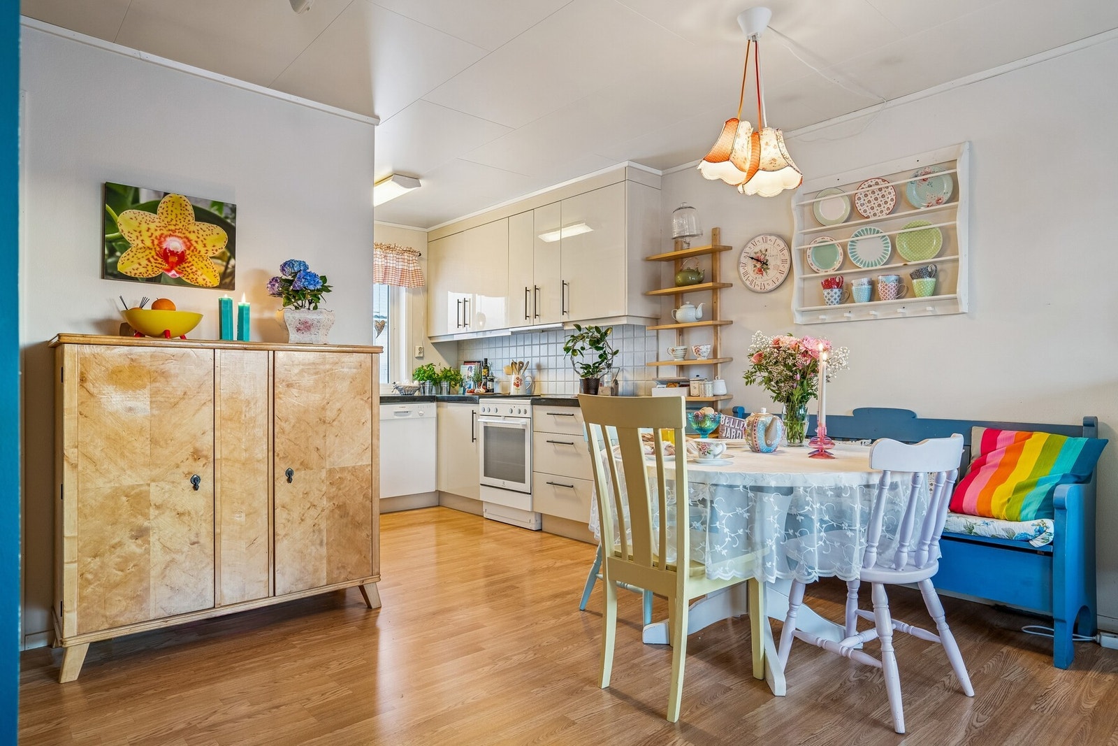 Det er laminat på gulvet i stuen og kjøkken. Galleribilde