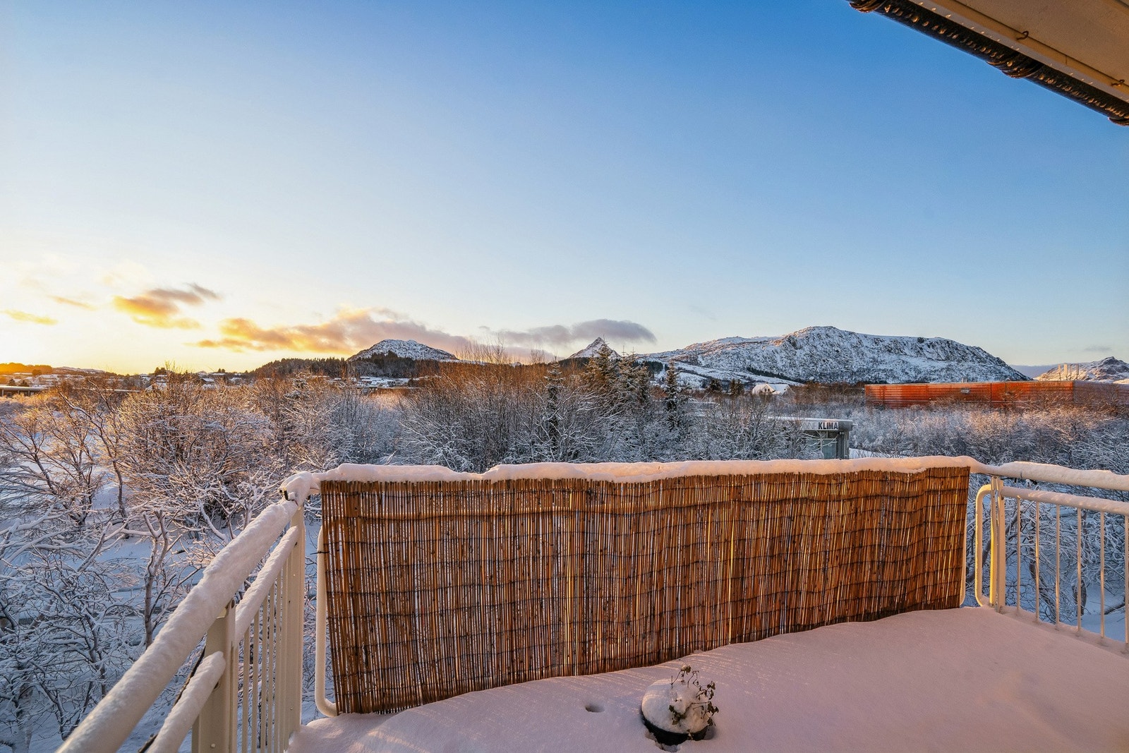 Andelsrekkehus fra 2007 med parkering i felles garasjerekke. Galleribilde