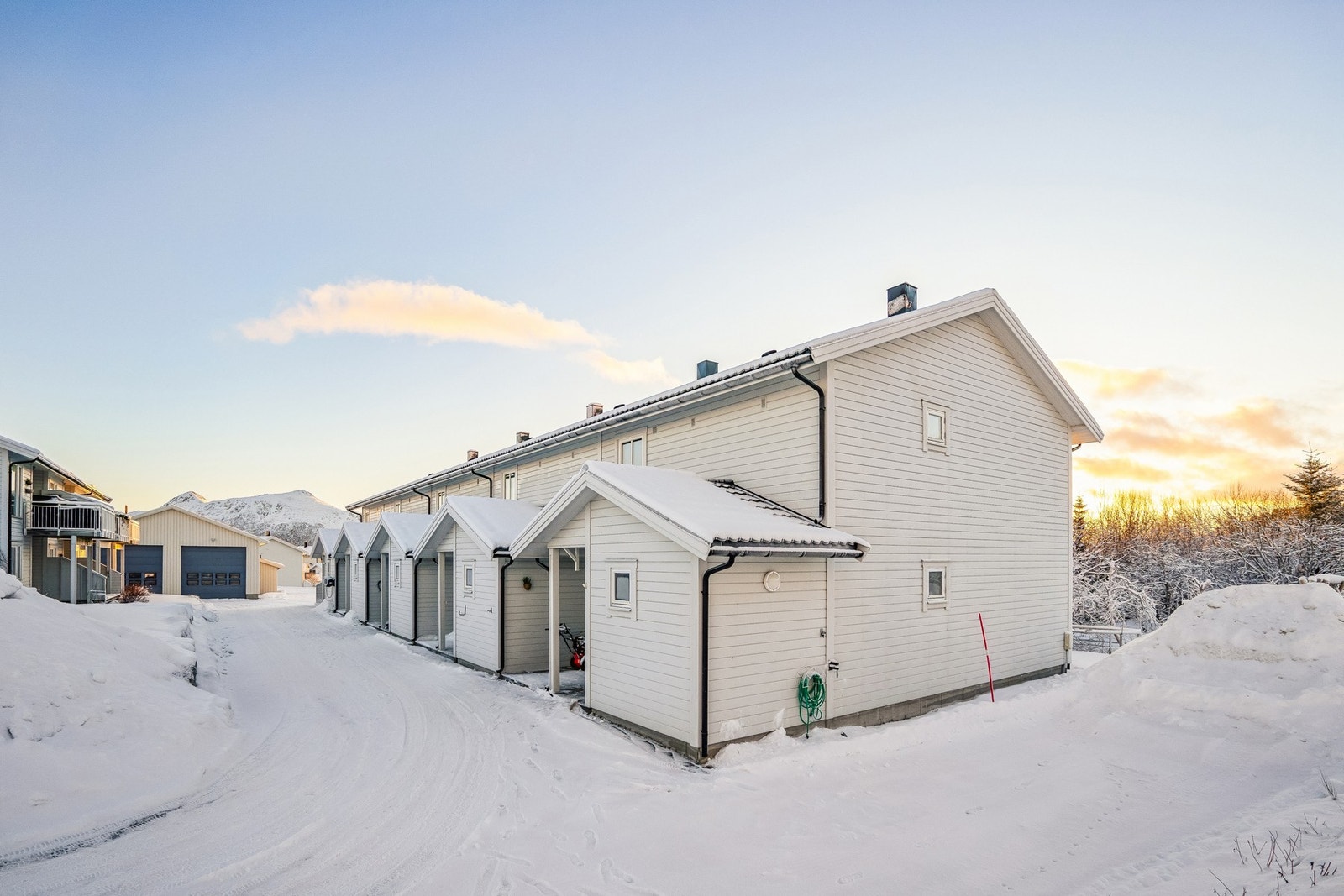 Fra eiendommen er det kort avstand til butikk, barnehage, skole og sykehus på Gravdal. Galleribilde
