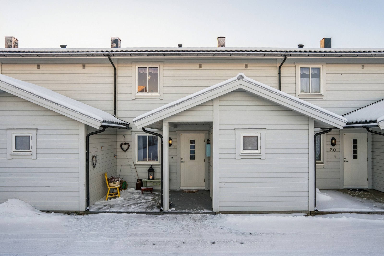 Overbygd inngangsparti med liten sittekrok. Galleribilde