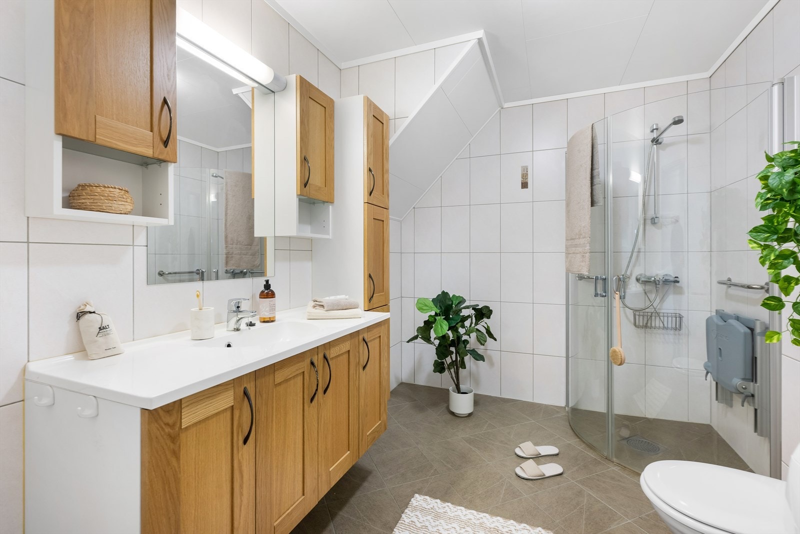 Badet har fliser på veggene, himlingsplater i taket og flislagt gulv med elektriske varmekabler. Galleribilde