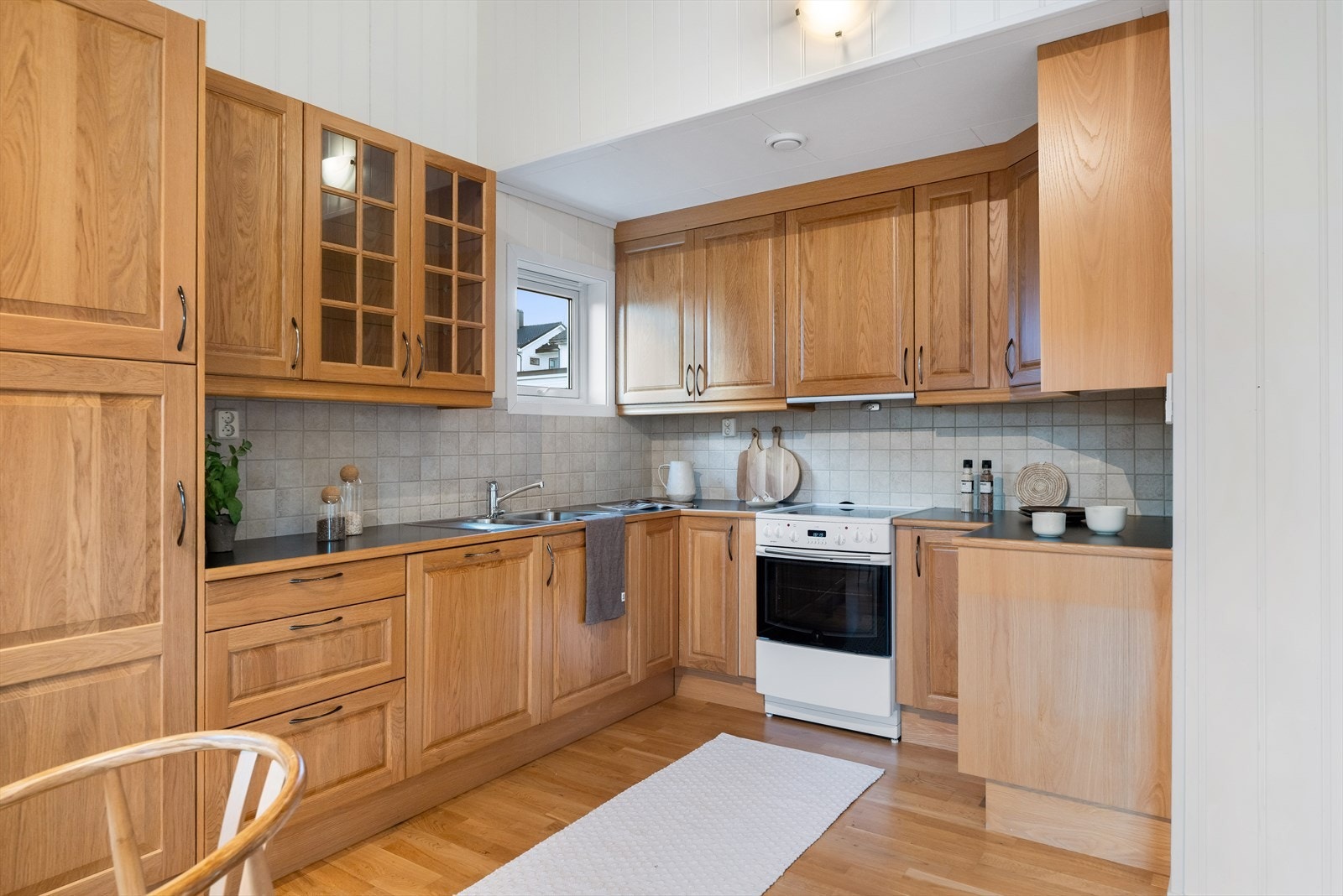 Kjøkkeninnredning med profilerte fronter og laminert benkeplate. Integrert kjøleskap og oppvaskmaskin. Galleribilde