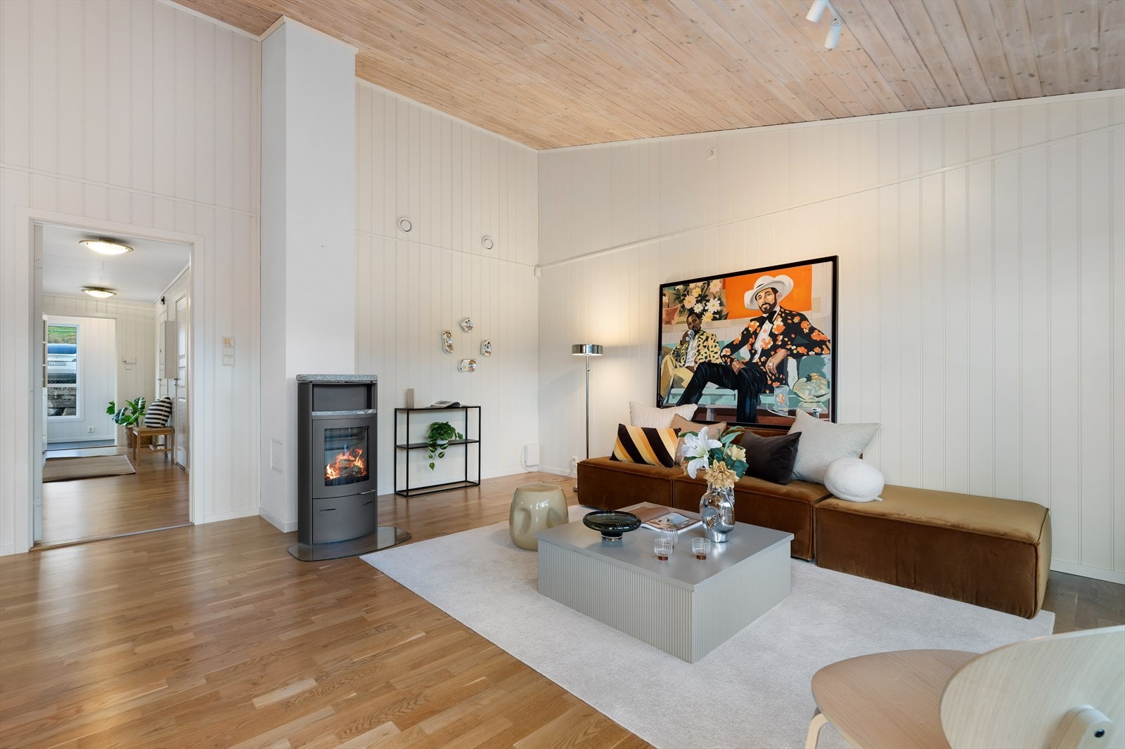 Stor og romslig stue med peis som gir en lun atmosfære. Galleribilde