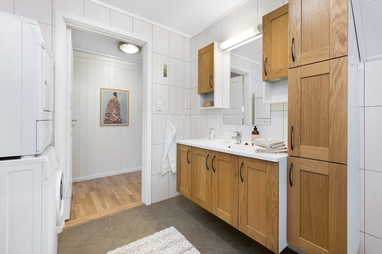 Utstyr inkluderer innredning med nedfelt servant, toalett, dusjvegger/-hjørne og opplegg for vaskemaskin. Galleribilde