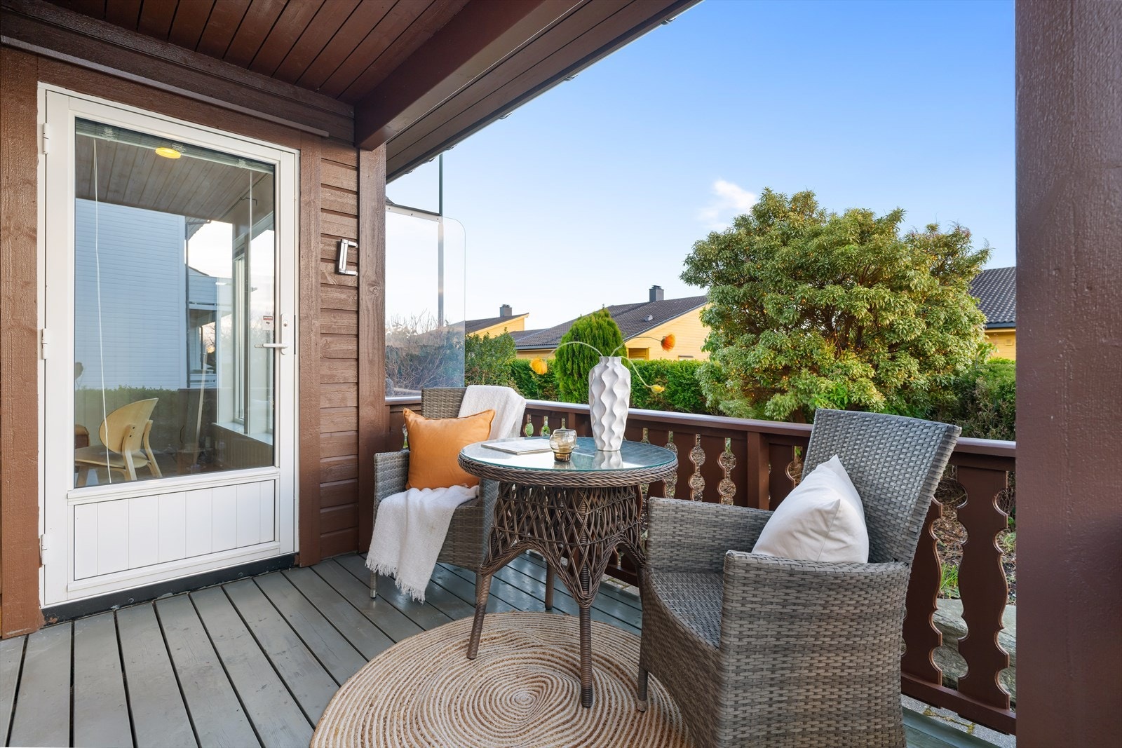 Fra stuen er det direkte utgang til en koselig liten terrasse, perfekt for en kopp kaffe ute. Galleribilde