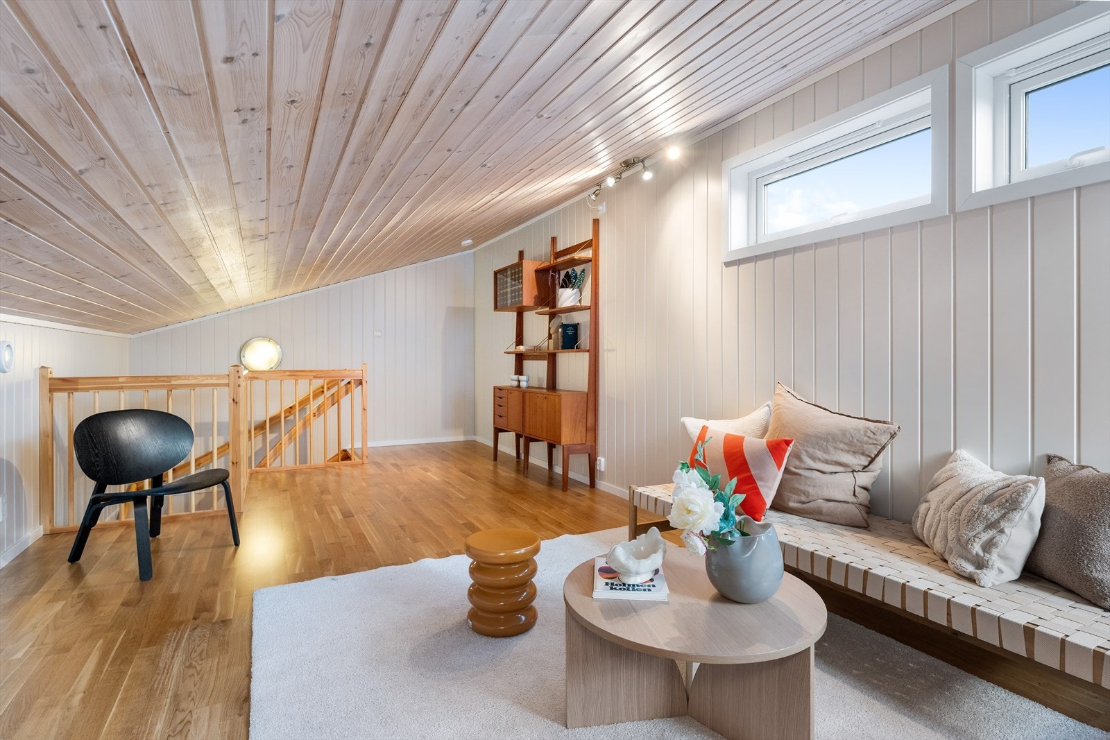 Loftet gir mange muligheter og er et perfekt sted for både avslapning og praktisk bruk. Galleribilde