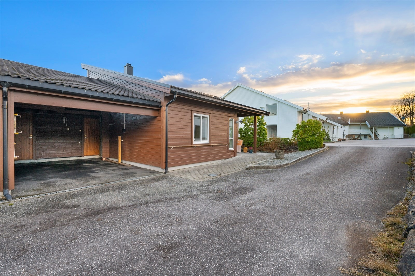 Carport med to boder innerst. Galleribilde