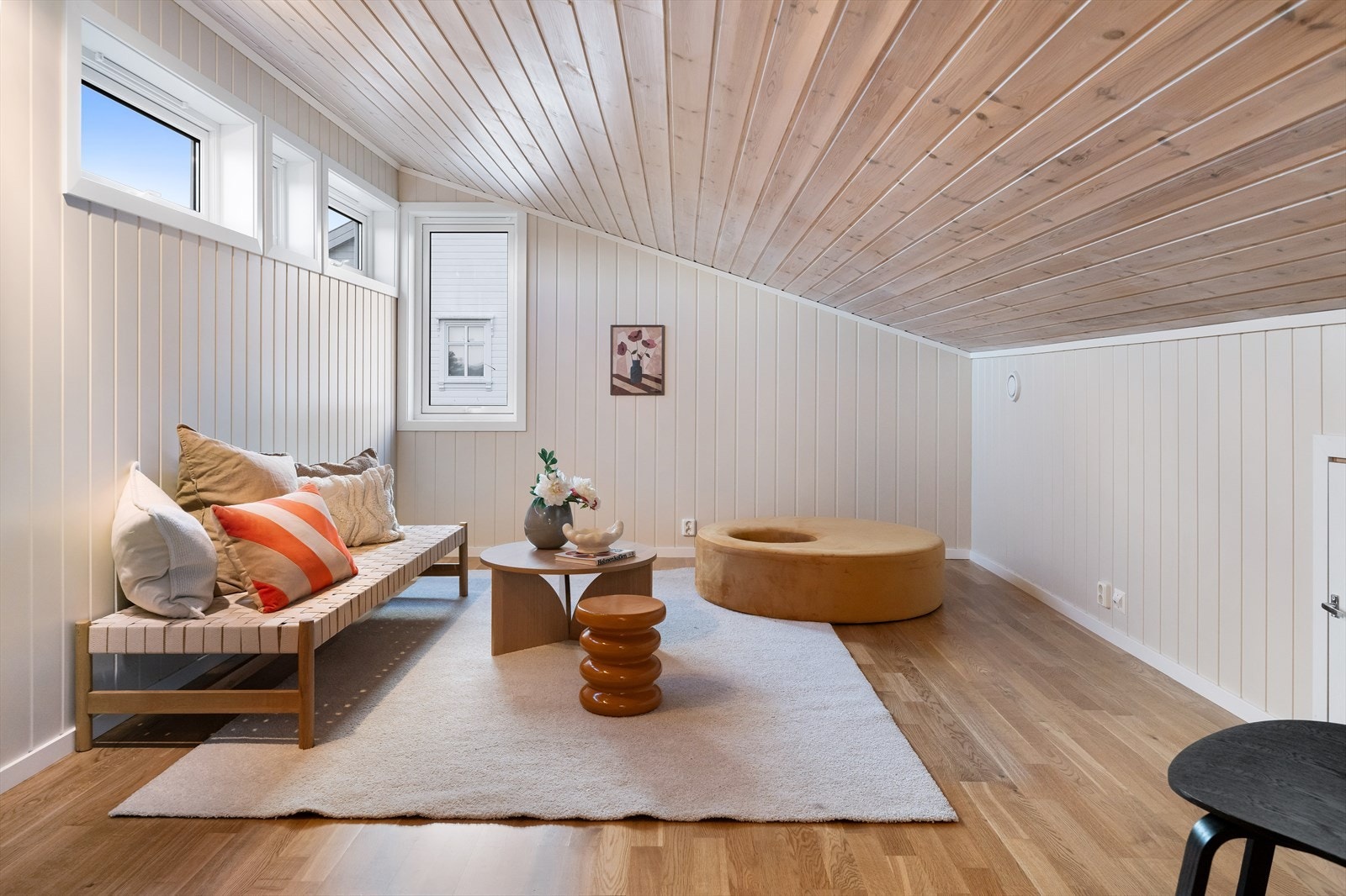 Loftet er det perfekte stedet for ekstra stue. Her er også god plass til oppbevaring i kneloft Galleribilde