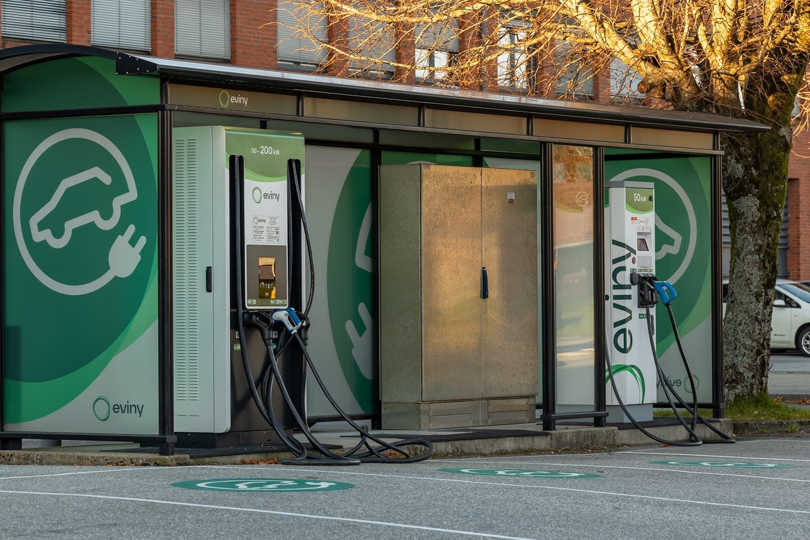 Lader ved frekhaug Torg og ved Esso Frekhaug Galleribilde