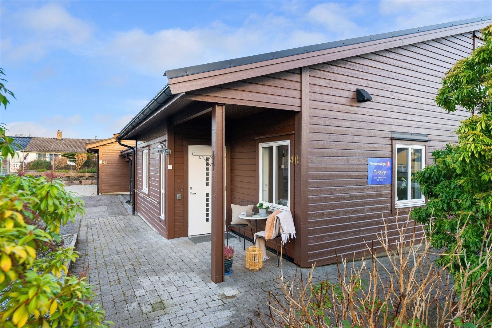 Overbygget inngangsparti med enkel tilkomst fra carporten Galleribilde