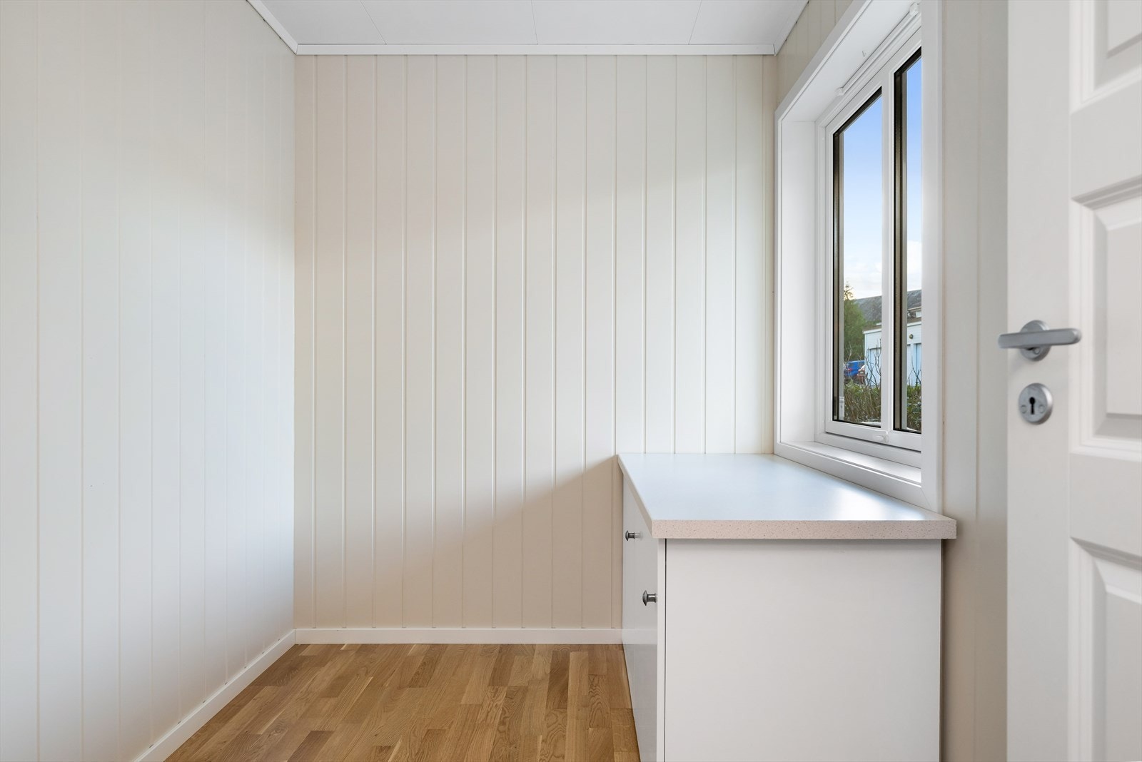 Et fleksibelt rom som kan brukes som hjemmekontor eller til ekstra oppbevaring av det du måtte trenge. Galleribilde