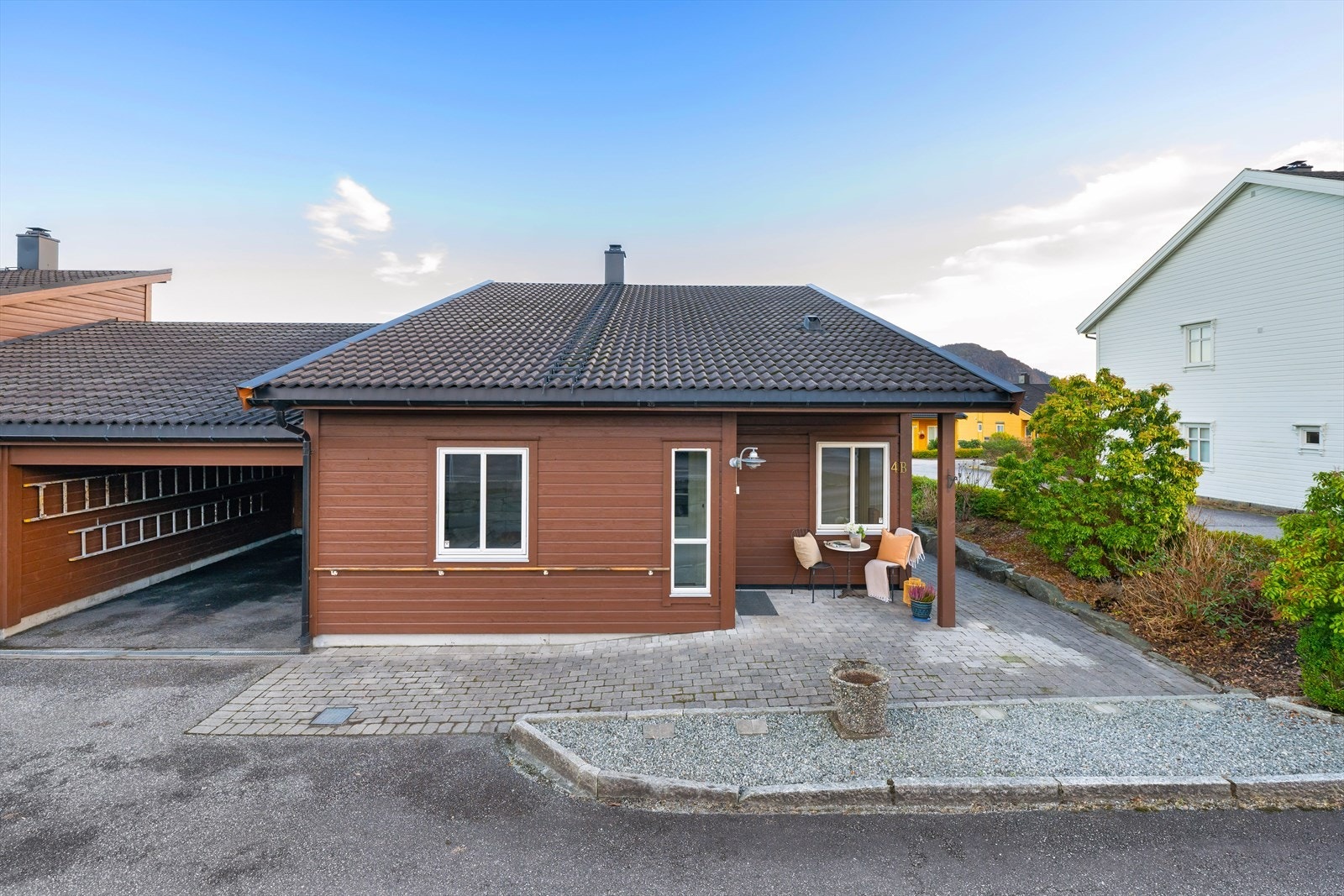 Meget fin hage og beplanting rundt boligen. Virkelig et syn sommerstid! Galleribilde