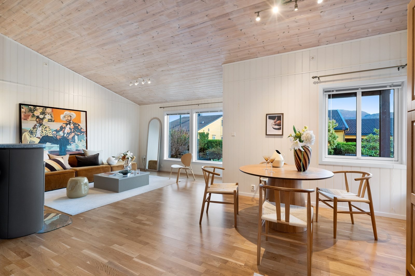 Stuen har en åpen og trivelig atmosfære som innbyr til hyggelige stunder med venner og familie. Galleribilde