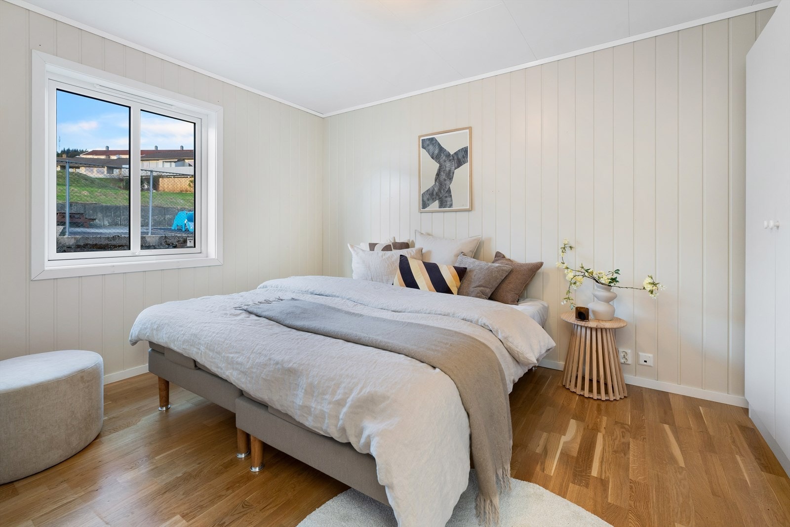 Hovedsoverommet har en praktisk utforming og god plass til oppbevaring og møblering. Galleribilde