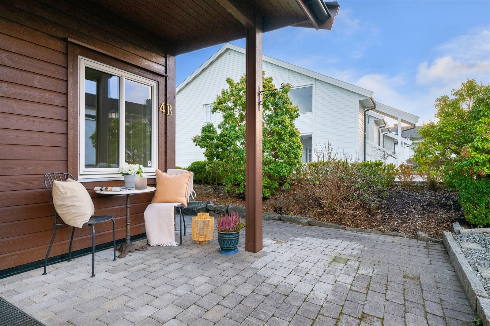 Inngangspartiet har en sjarmerende liten sittekrok på utsiden, ideelt for ettermiddager i solen Galleribilde