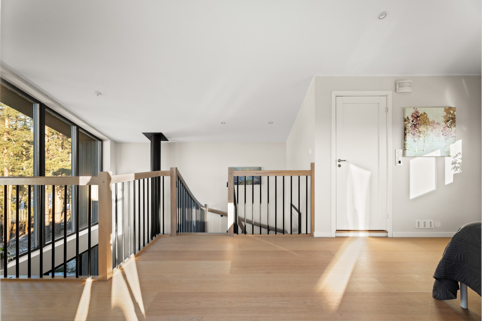 Samme moderne overflater. Fra stuen er det dør inn til nok et bad. Galleribilde