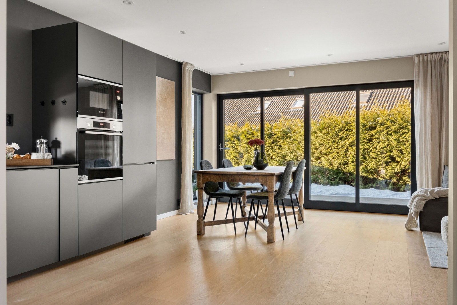 Stor skyvedør i stuen. Galleribilde