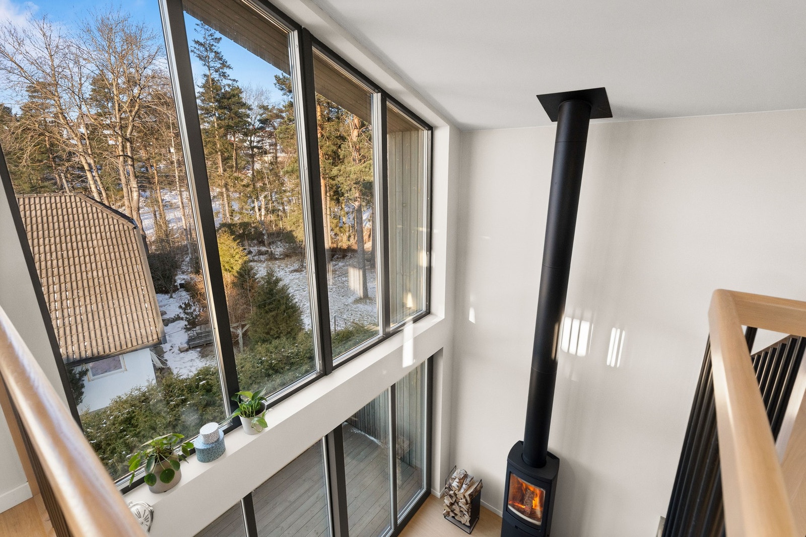 Det er også åpent ned til stuen i 2. etasje. Her er det tilrettelagt for å kunne henge opp en fin taklampe. Galleribilde