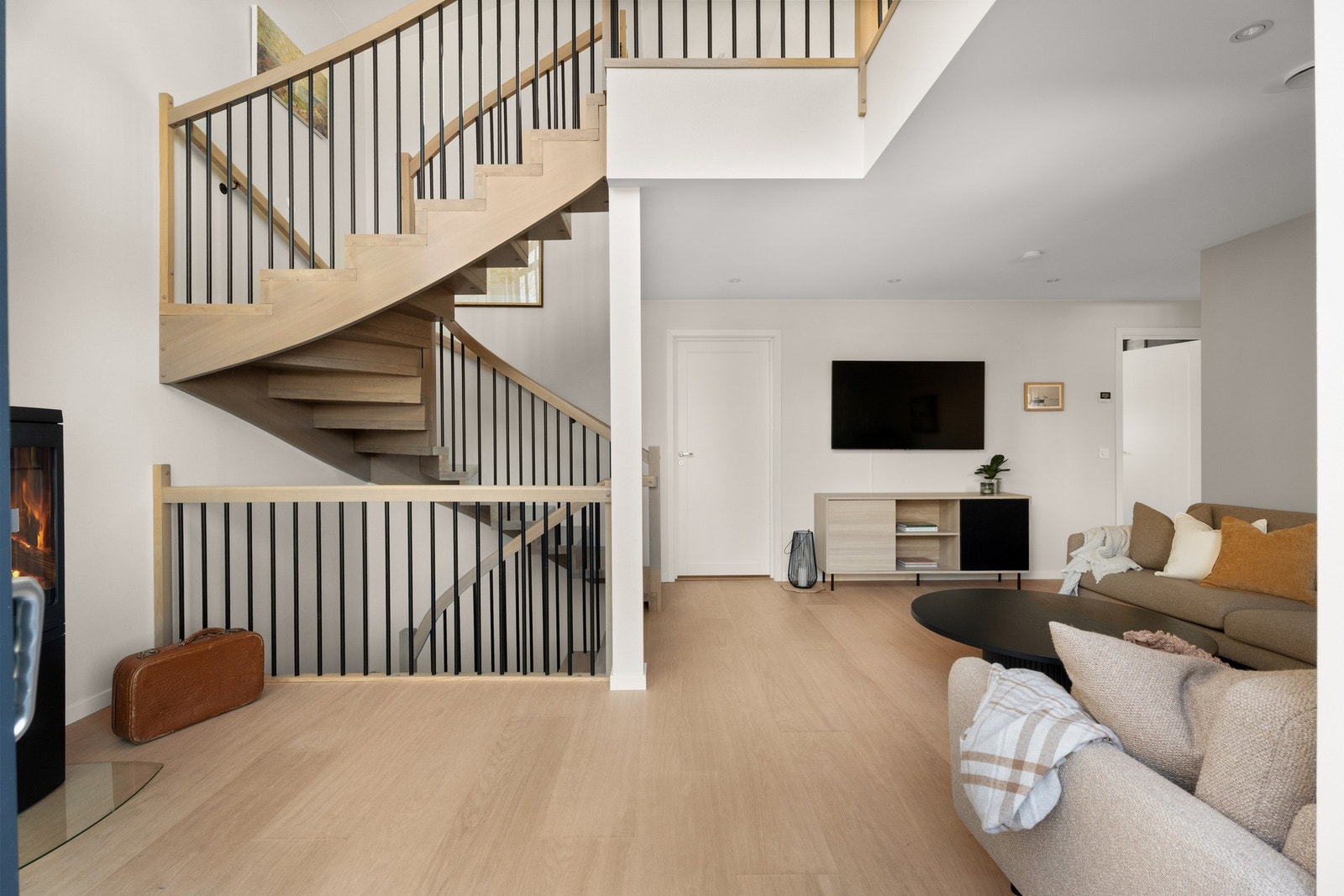 Moderne løsninger og god bokvalitet. Fra stuen er det dør inn til et flott bad. Galleribilde