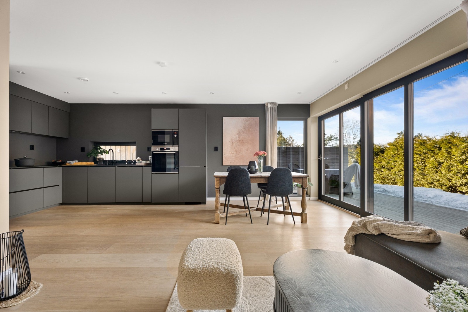 På dagtid er det rikelig med naturlig lys fra de store vinduene mot vest. Galleribilde