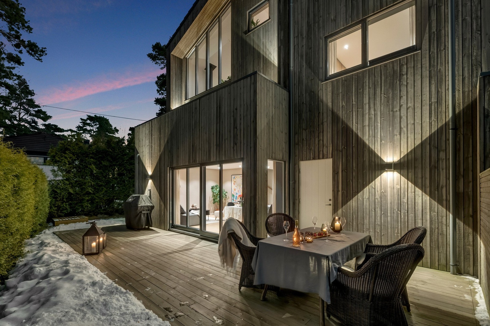 Her har du skjermede uteplasser i 3 etasjer. Fin markterrasse med tilgang fra 1. etasje. Terrassen her er på ca. 29 kvadrat. Galleribilde