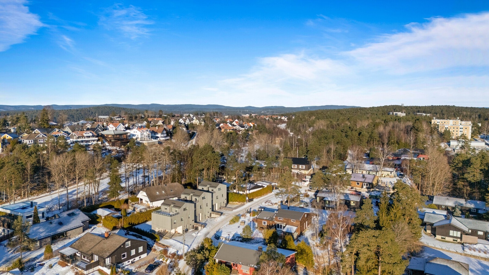 En flott bolig i et godt etablert nabolag. Det er kort avstand til flotte turmuligheter i lysløypa og tunevannet. Galleribilde