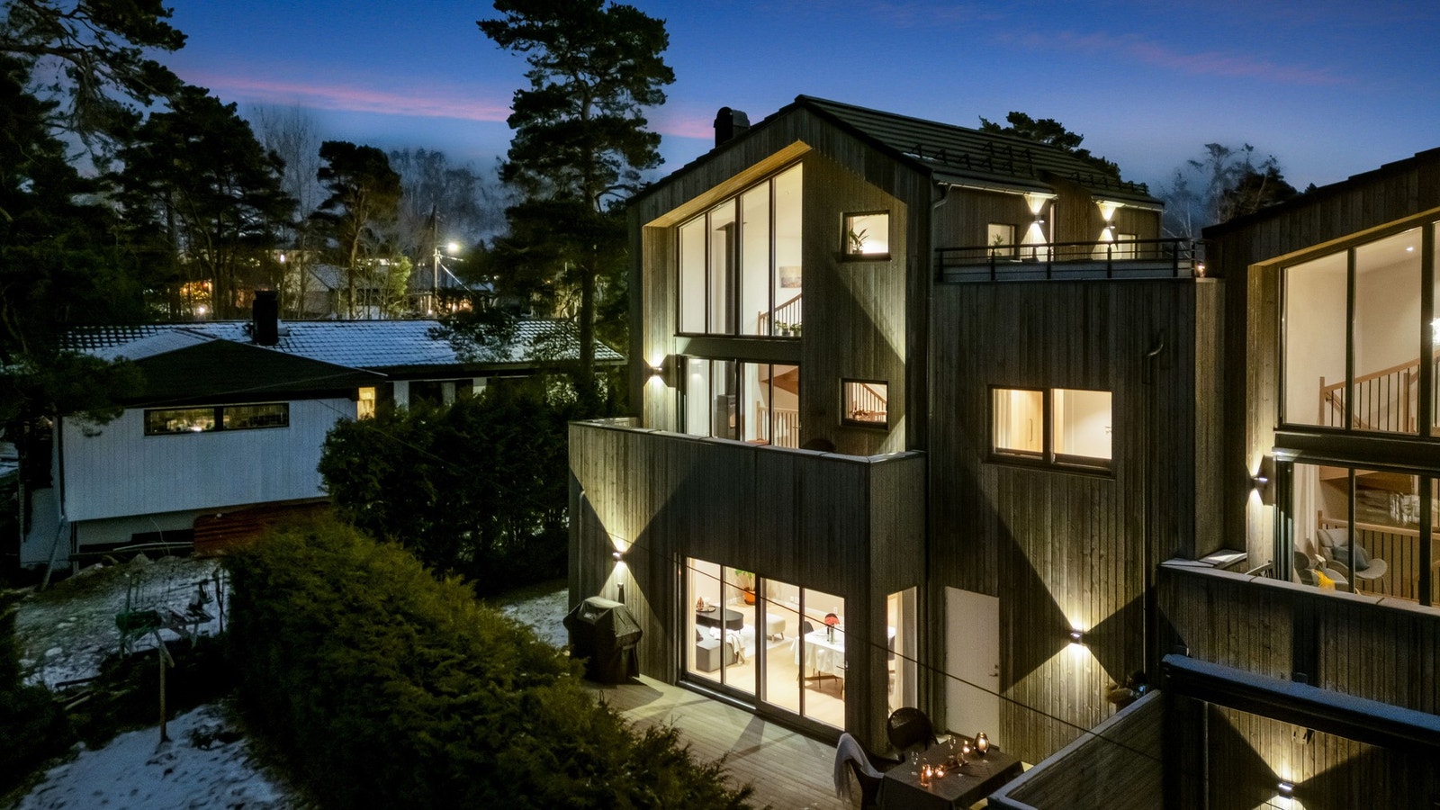 Boligen har en fin beliggenhet på enden, med flere uteplasser og fin hageflekk. Galleribilde