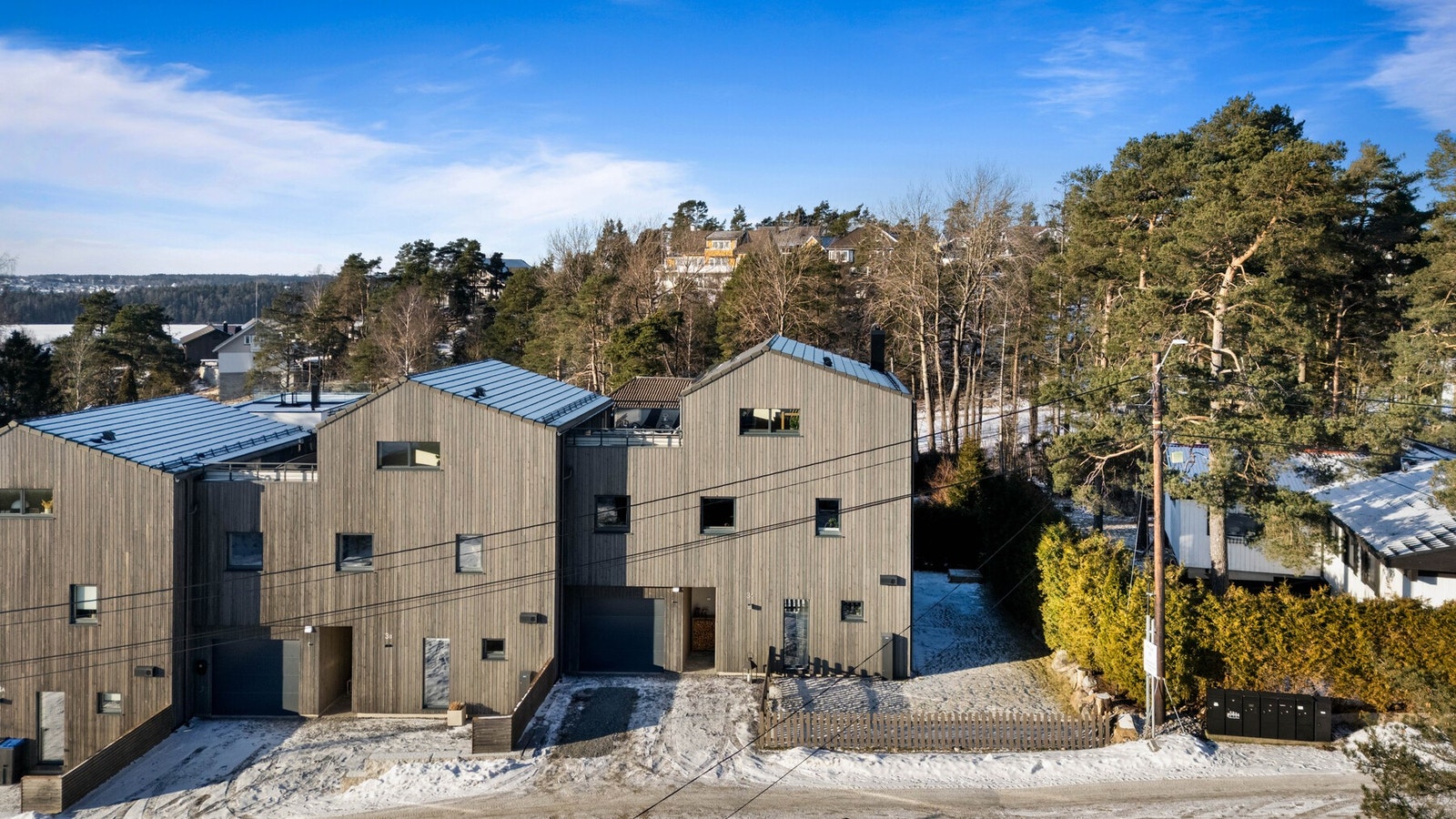 Boligen ligger fint til på enden av rekka, med en liten hageflekk. Galleribilde
