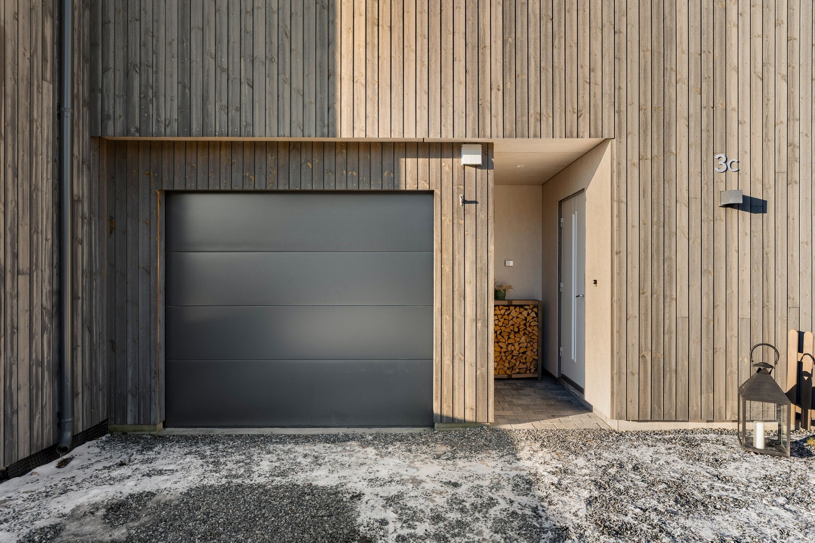 Fint inngangsparti ved garasjen. Galleribilde