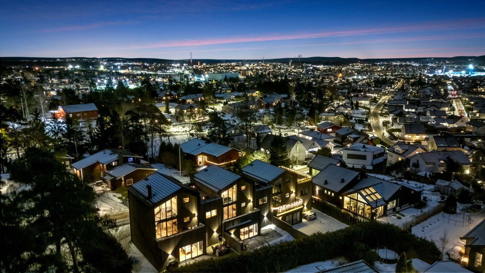 Eiendommen ligger i et barnevennlig og populært boligområde på Øvre Lande, et lite høydedrag under 3 km fra sentrum. Galleribilde