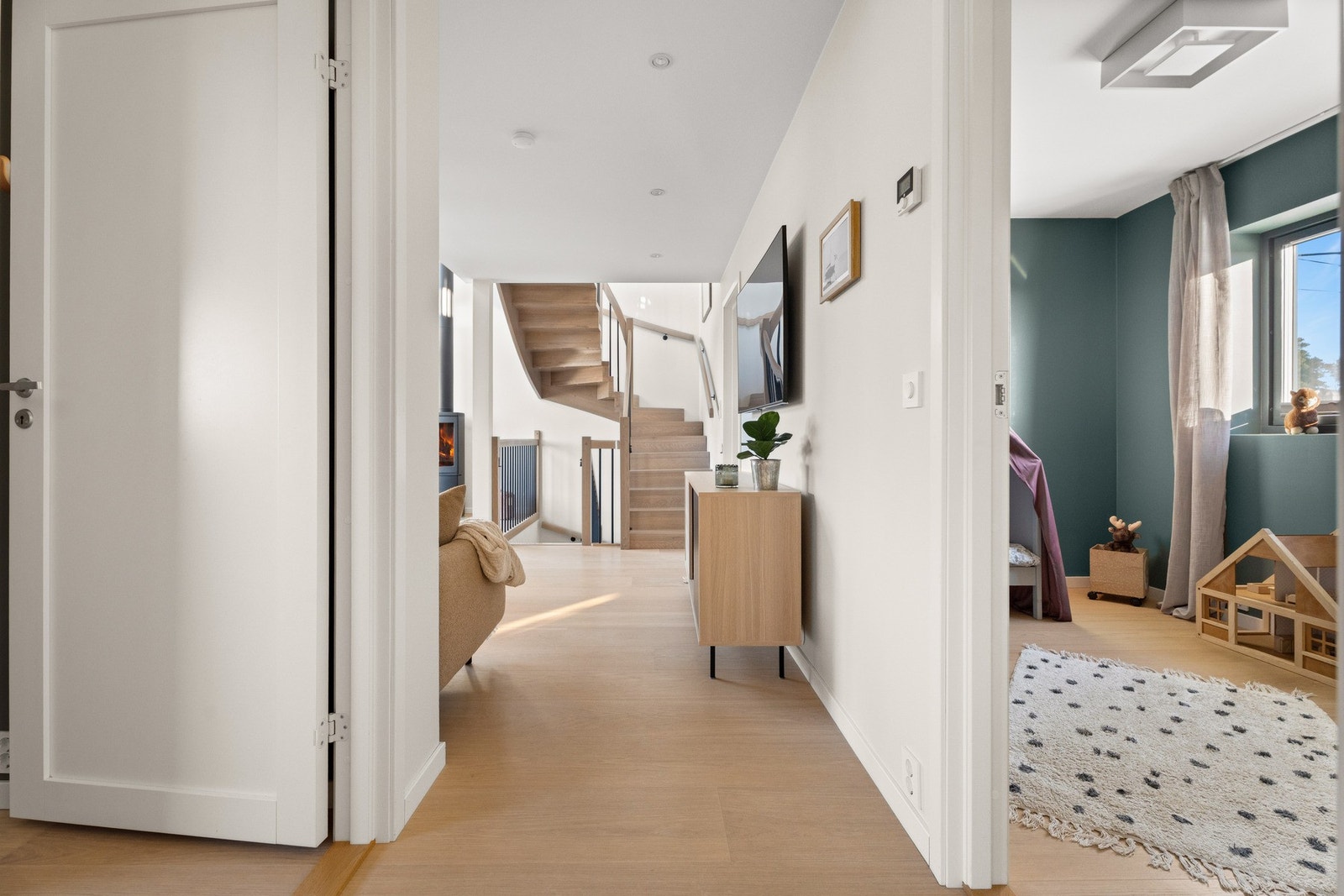 I enden av etasjen finner vi de 3 soverommene, alle av fin størrelse. Galleribilde