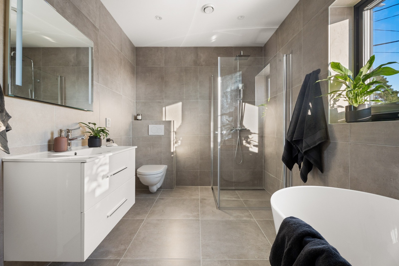 Badet har 60x60 fliser på vegger og gulv. Galleribilde