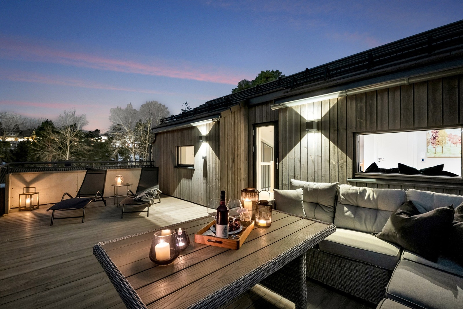 Boligen har en skjermet, flott takterrasse på 28 kvadratmeter med utgang fra stue i 3. etasje. Galleribilde