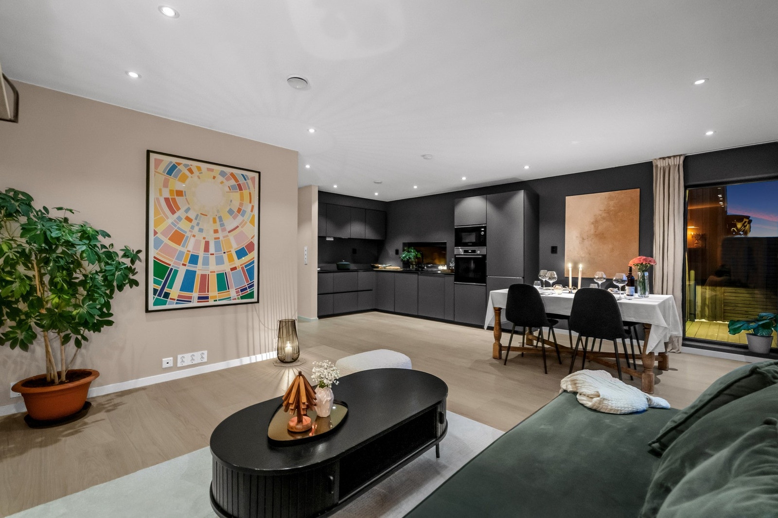 Stue og kjøkken i åpen løsning. Galleribilde