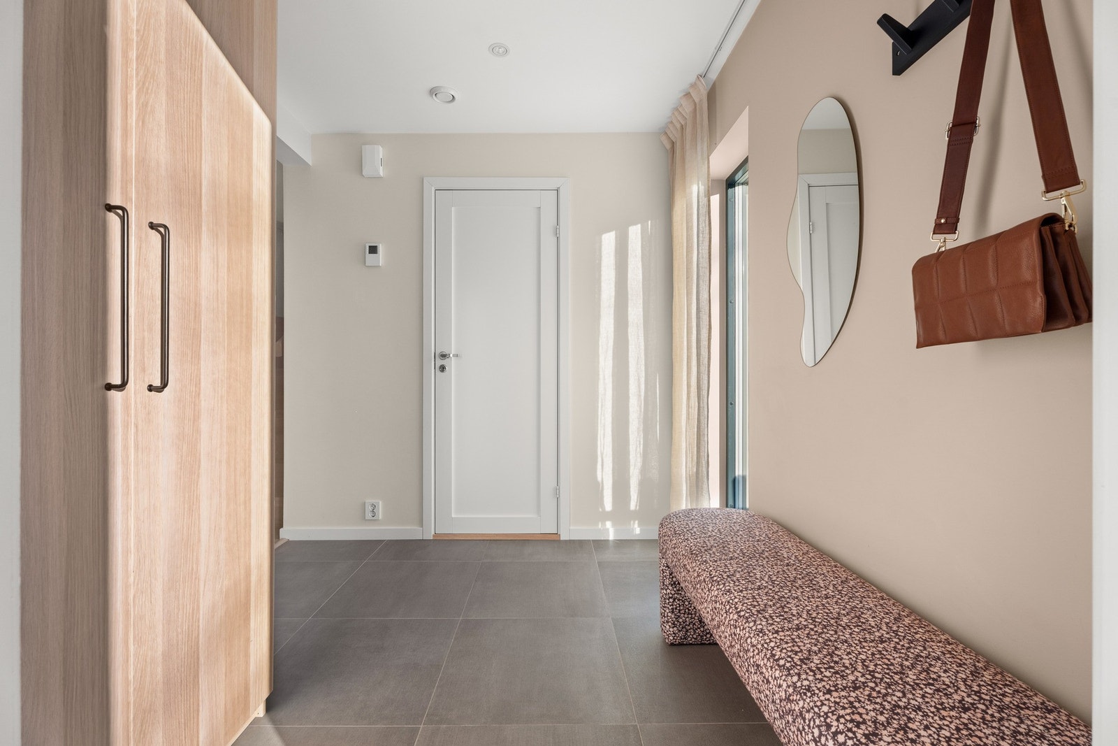 I entréen er det god garderobeløsning. Det er også praktisk inngang til gjestetoalett / vaskerom. Galleribilde