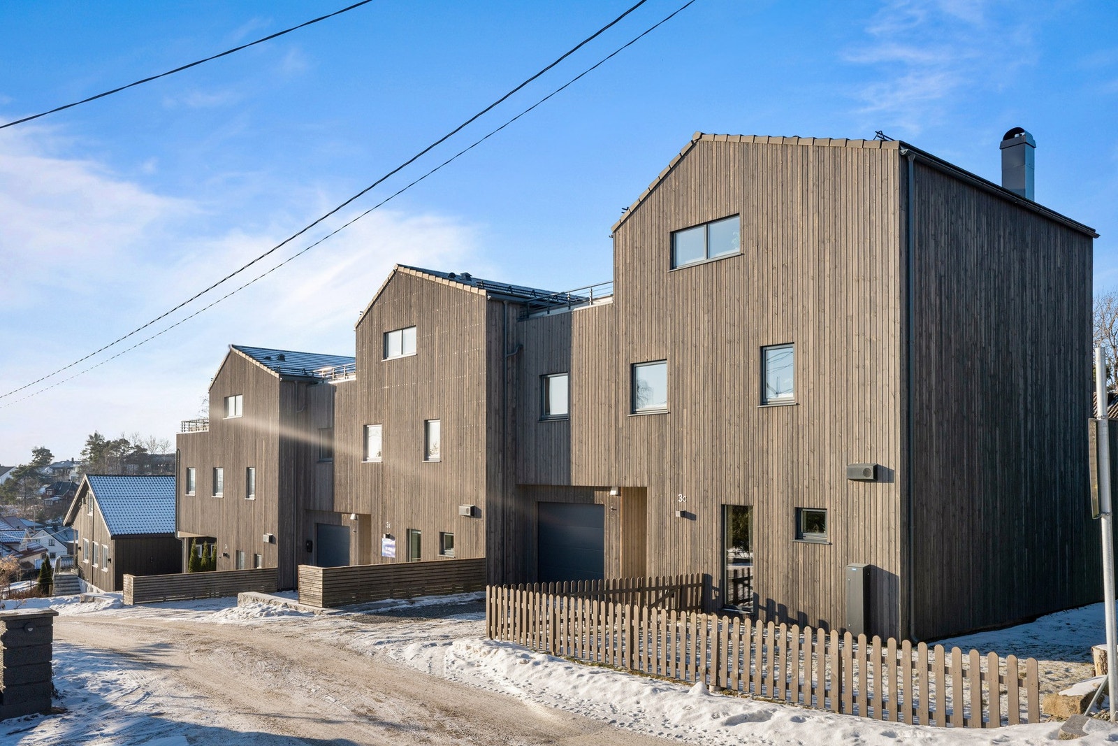 Gjerdet og deler av plenen ble etabler i 2025. Galleribilde