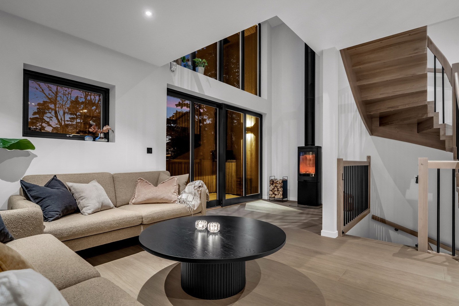 I boligens 2. etasje finner man en fin stue med god takhøyde, 3 soverom og et flott bad. Galleribilde