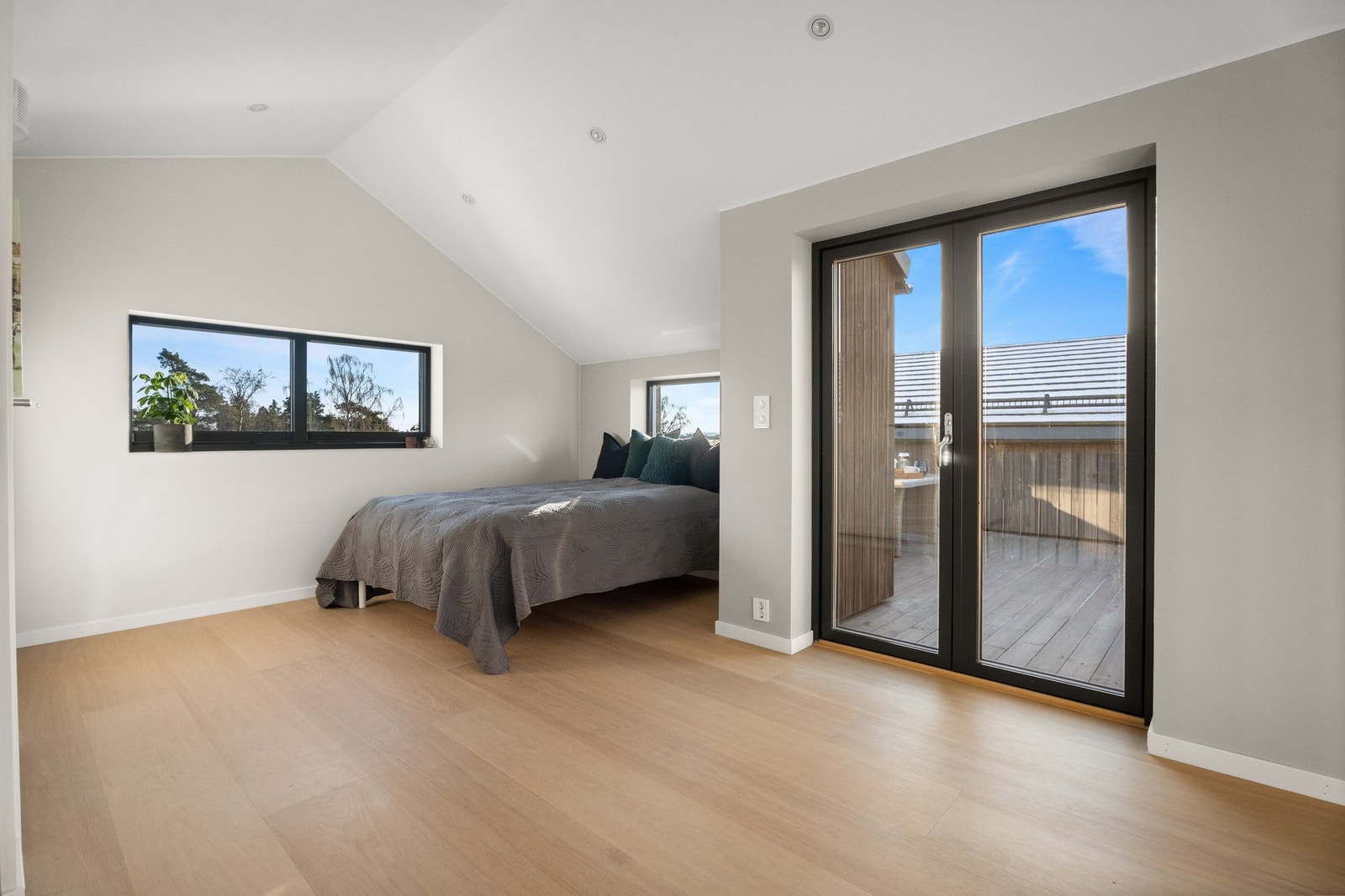 Deler av den øverste etasjen kan omgjøres til et fjerde soverom. Etasjen har vært benyttet som gjesterom og hjemmekontor. Galleribilde